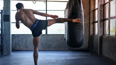 Dlaczego warto trenować kickboxing? Korzyści płynące z&nbsp;uprawiania kickboxingu