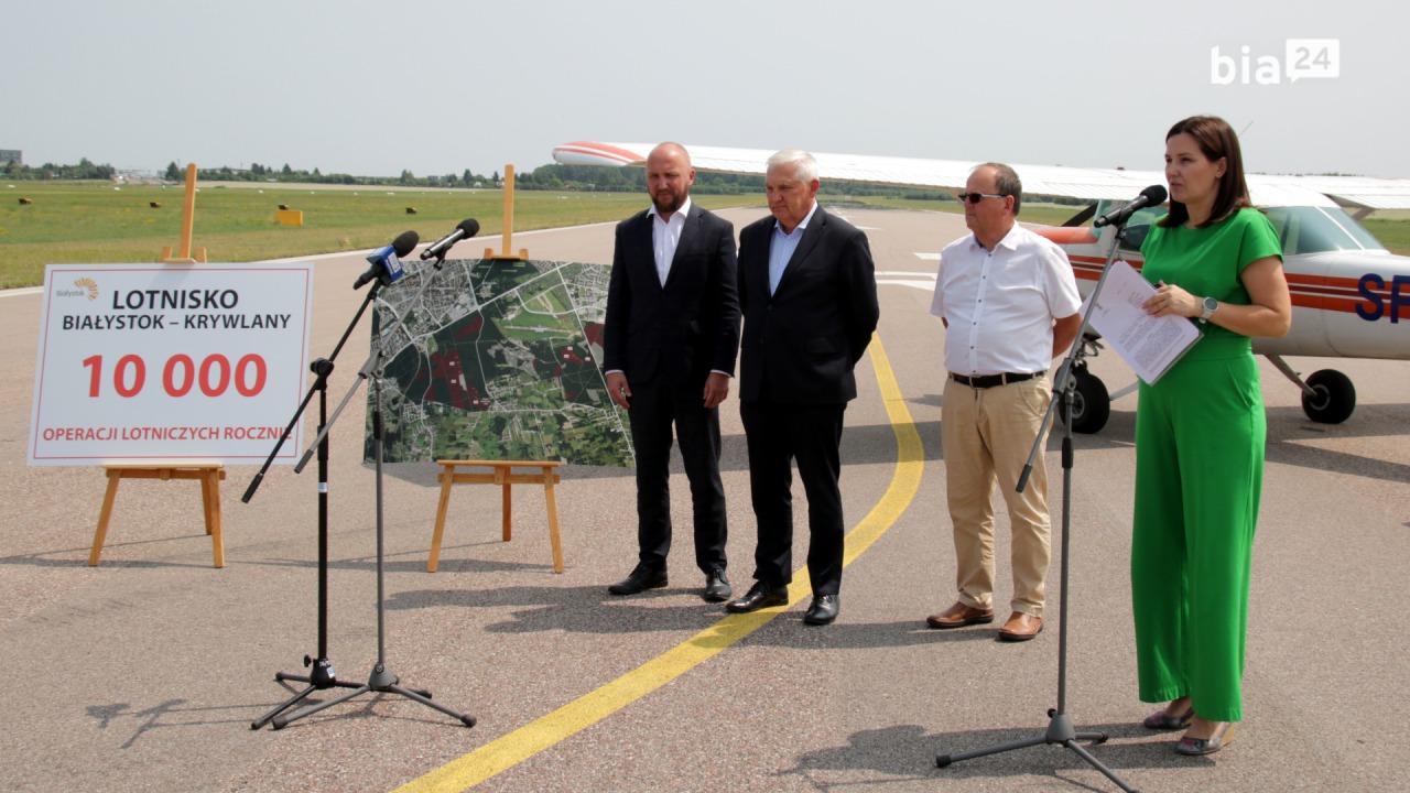 Konferencja prasowa prezydenta Białegostoku na płycie lotniska Krywlany [fot. Bia24]