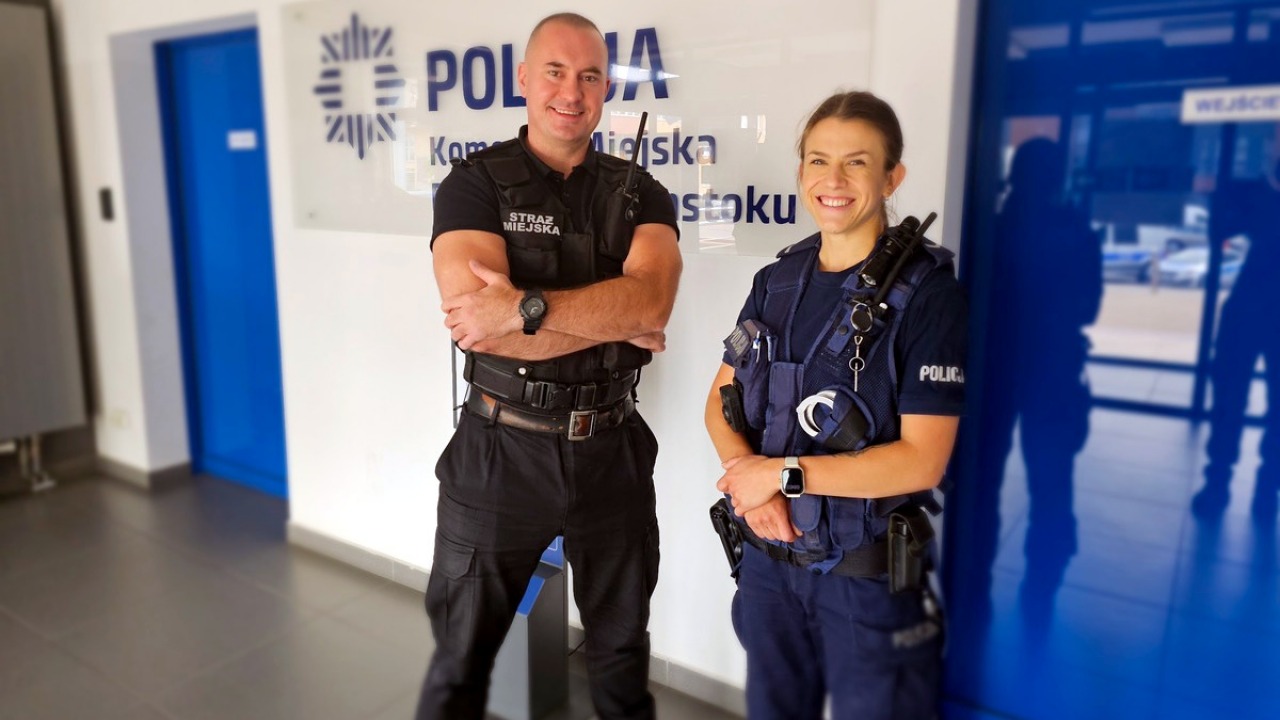 Policjantka i strażnik miejski, którzy uratowali dziecko zatrzaśnięte w samochodzie [fot. KMP Białystok]