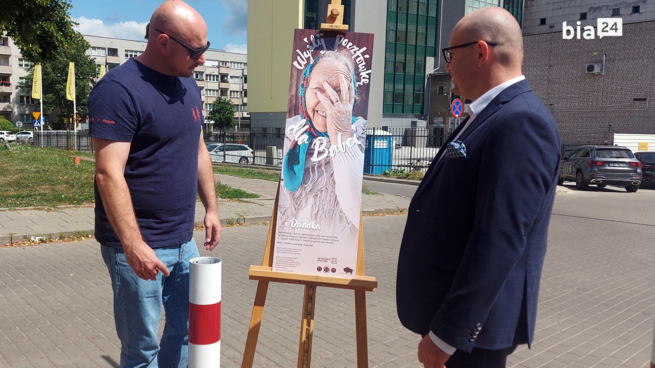 Jędrzej Dondziło i Artur Kosicki przed projektem odnowionego muralu [fot. Bia24]