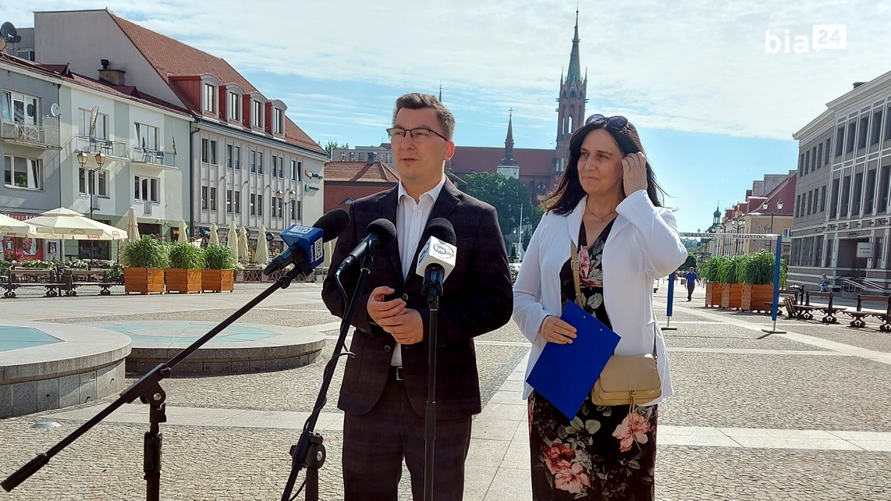 Radni PO Anna Augustyn i Karol Pilecki podczas konferencji prasowej [fot. Bia24]