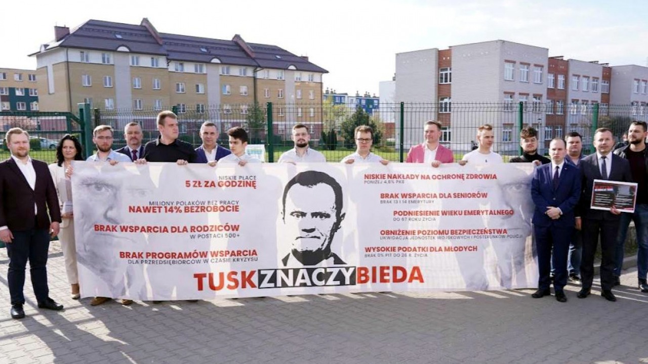 Transparent "Tusk znaczy bieda" prezentowany przed spotkaniem z Donaldem Tuskiem w Kleosinie 20 kwietnia 2023 r. [fot. Stowarzyszenie dla Polski]
