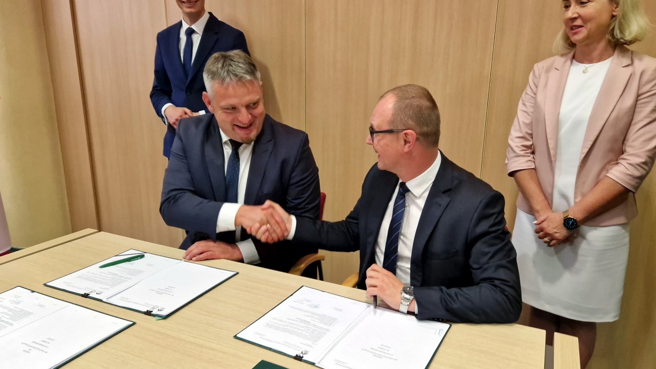 Podpisanie umowy o dotacji ze spółką Lech [fot. PUW]