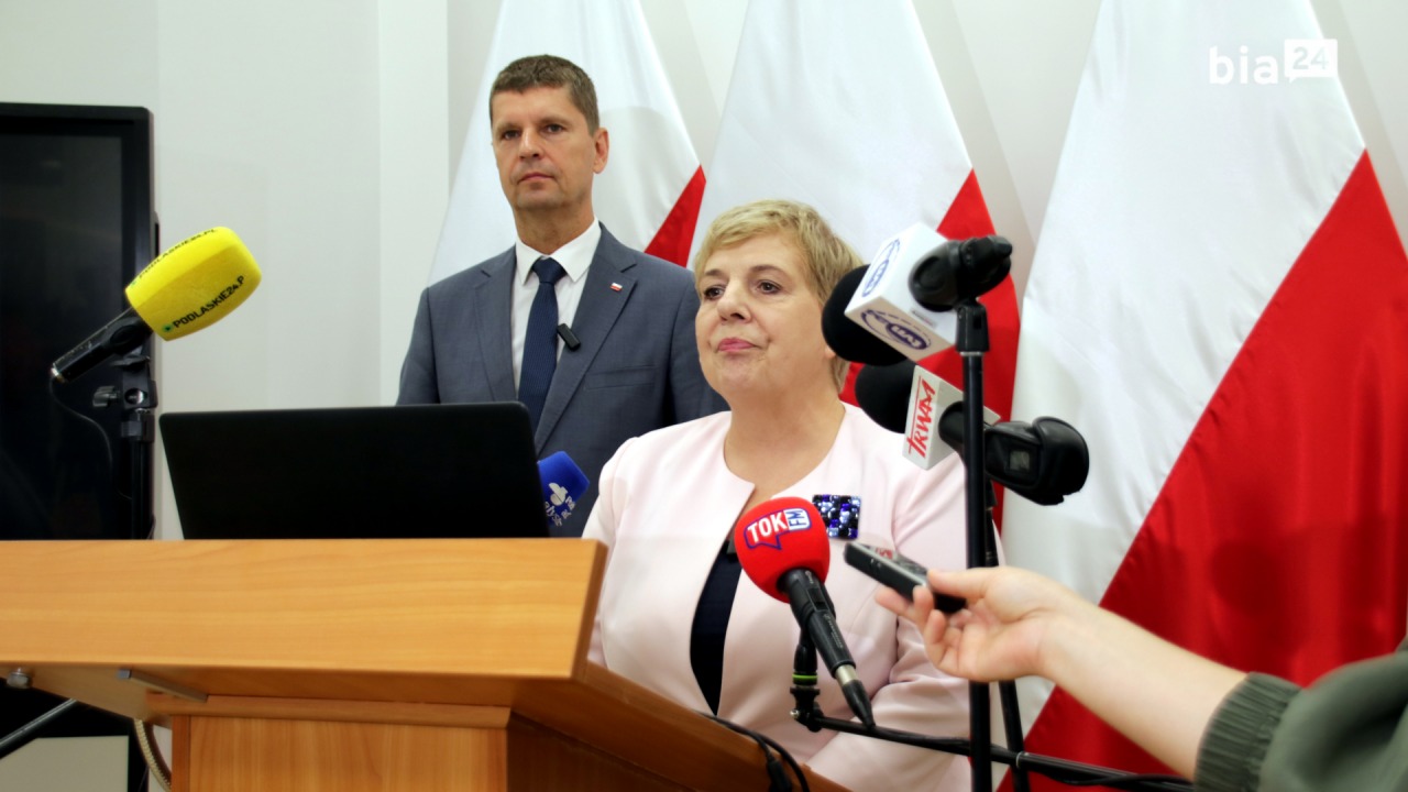 Podlaska kurator oświaty i wiceminister edukacji i nauki podczas konferencji prasowej [fot. Bia24]