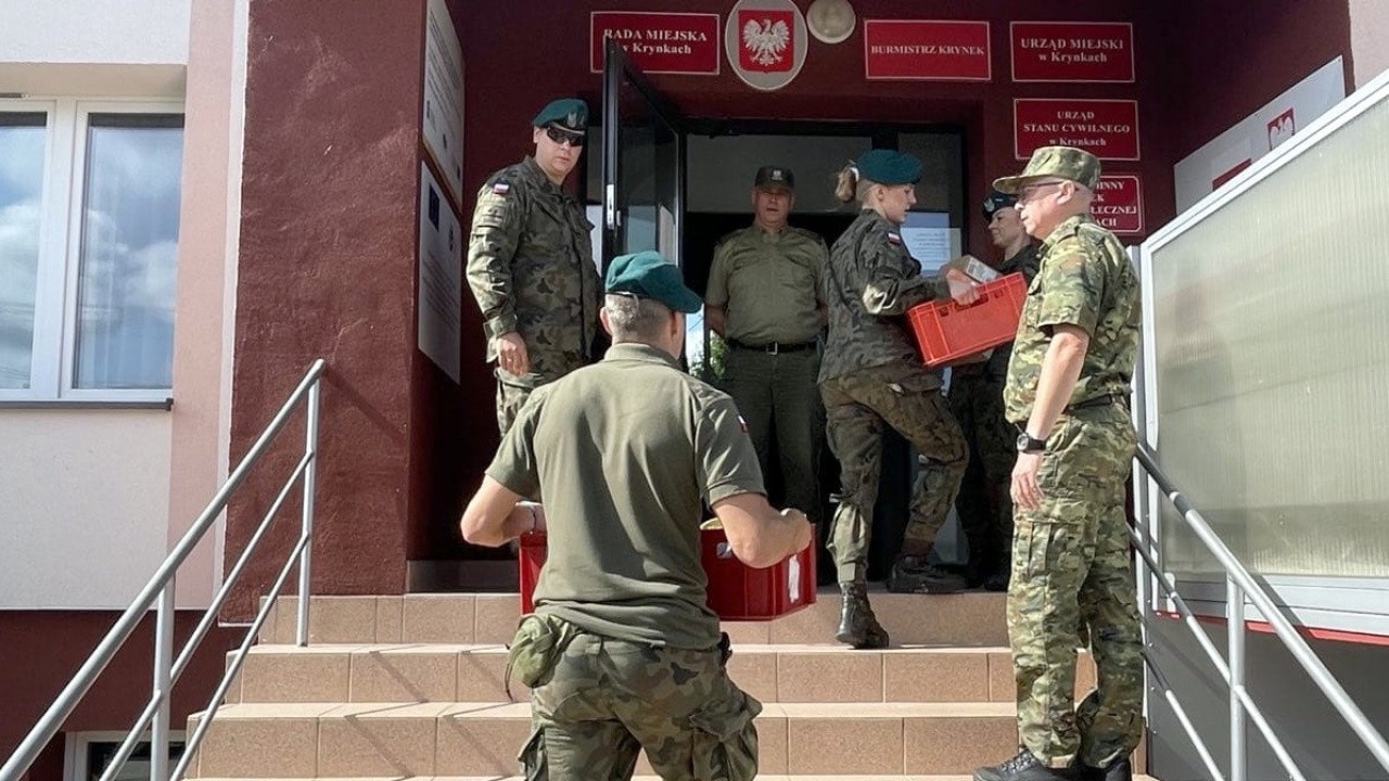 Żołnierze i funkcjonariusze pomogli potrzebującym w Krynkach [fot. POSG] 