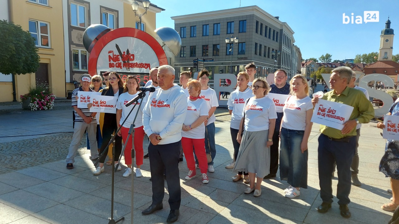 Prezydent Tadeusz Truskolaski przemawia na wiecu profrekwencyjnym [fot. Bia24]