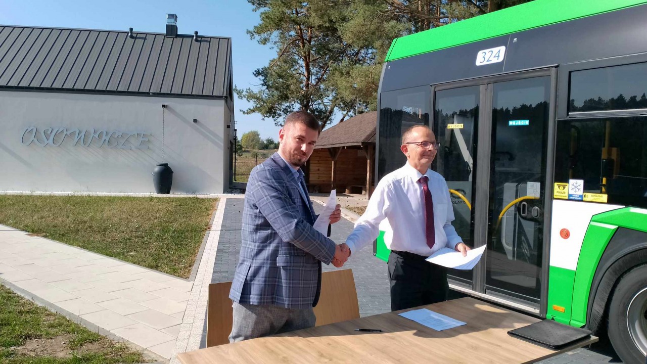 Podpisanie porozumienia na kursy linii 142 między Gminą Wasilków a Miastem Białystok [fot. Bia24]