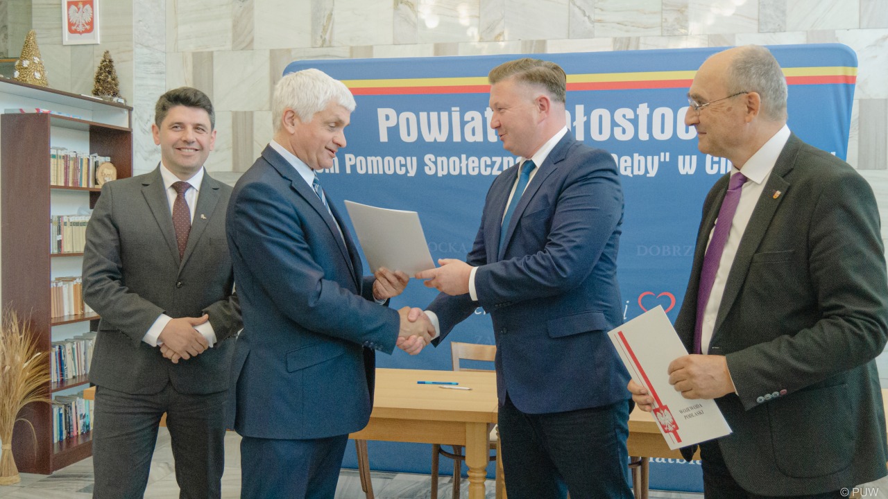 Pierwszą umowę wojewoda podpisał z władzami powiatu białostockiego [fot. PUW]