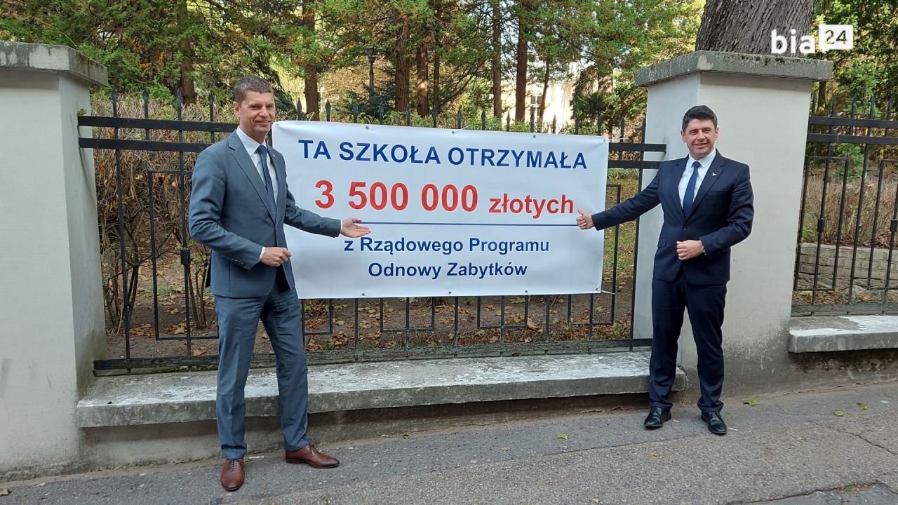 Baner parlamentarzystów PiS na ogrodzeniu VI LO w Białymstoku [fot. Bia24] 