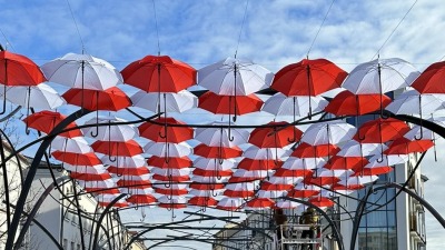 FOTO. Biało-czerwone parasolki nad Kilińskiego