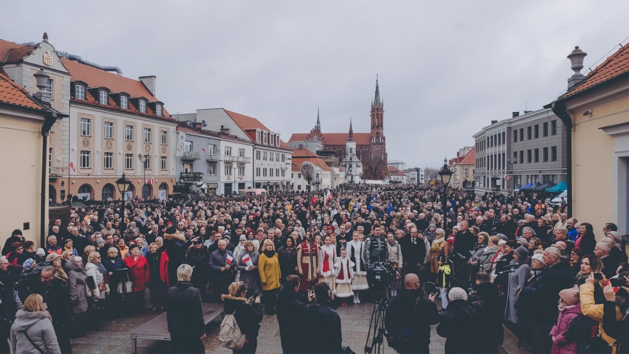 Wspólne śpiewanie hymnu na białostockim Rynku Kościuszki [fot. archiwum Podlaskiego Instytutu Kultury]