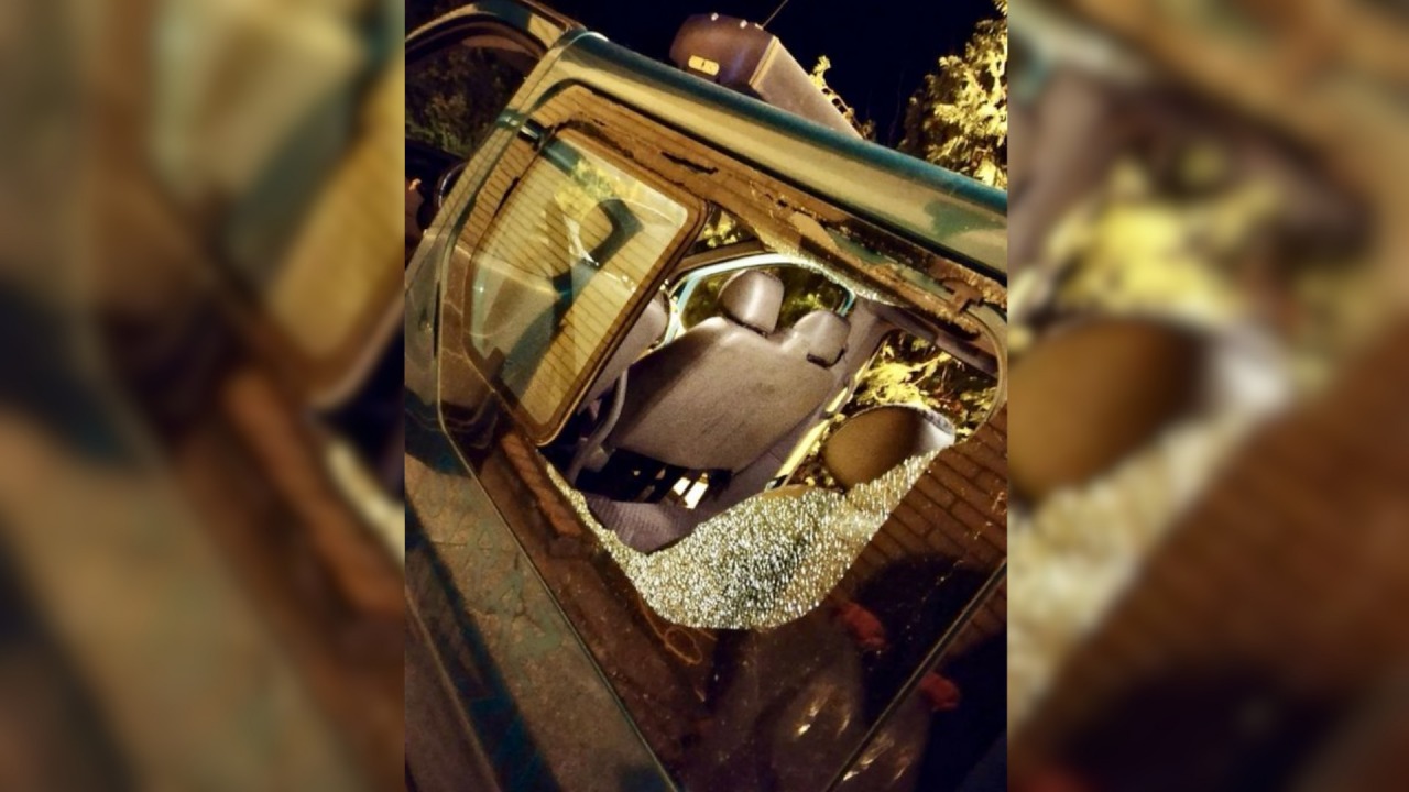 Zniszczony samochód Straży Granicznej po ataku kamieniami [fot. POSG]