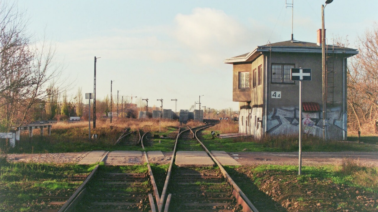 Nieczynny Dworzec Fabryczny w Białymstoku, jedno z miejsc opisanych w książce [fot. Martyna Bielska]