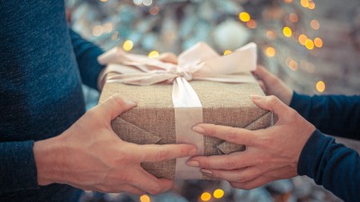 Świąteczne prezenty – zwyczaje i&nbsp;preferencje Polek i&nbsp;Polaków