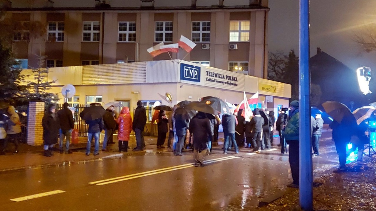 Uczestnicy protestu przed TVP Białystok w piątek 22 grudnia 2023  [fot. Czytelnik Bia24]