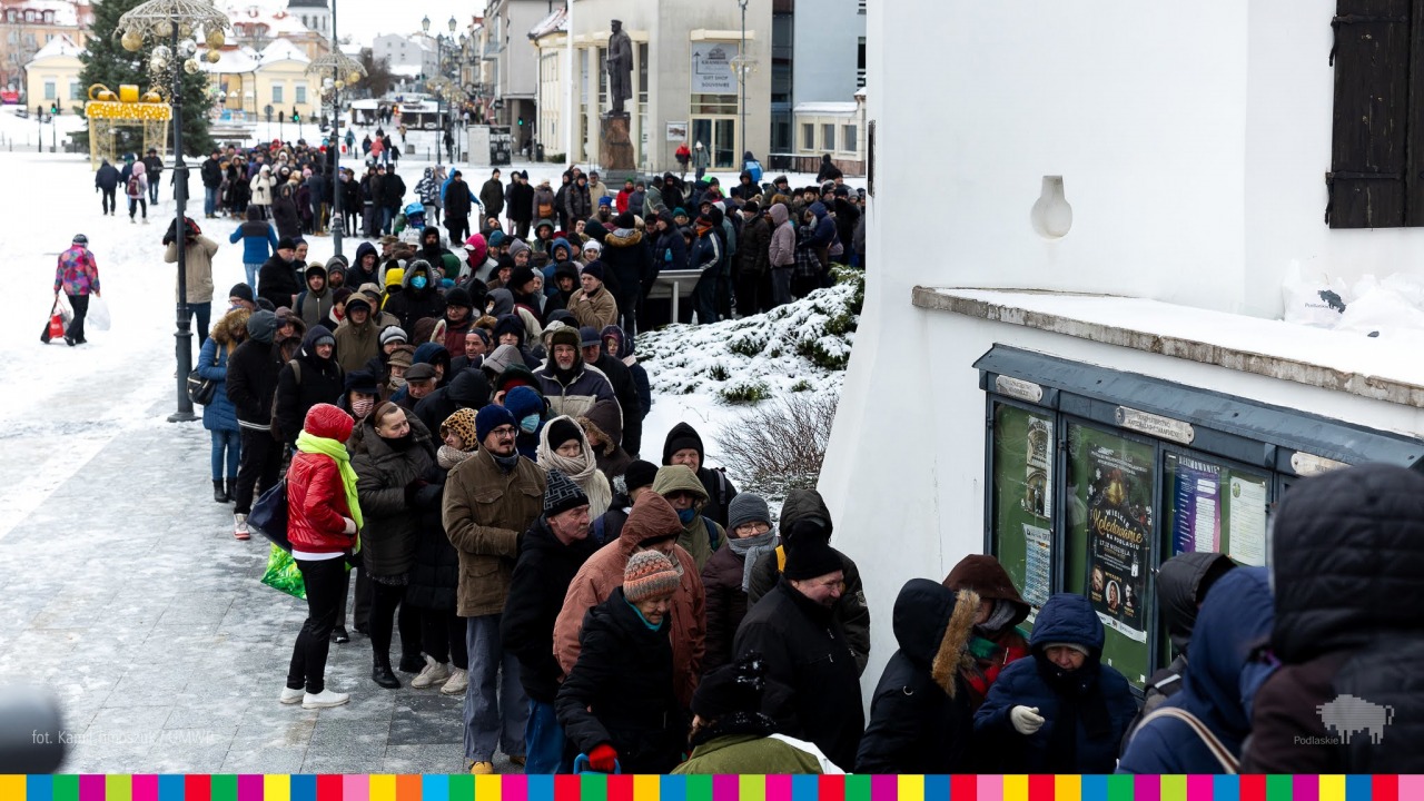 Świąteczne paczki dla osób potrzebujących w centrum Białegostoku [fot. K. Timoszuk UMWP] 