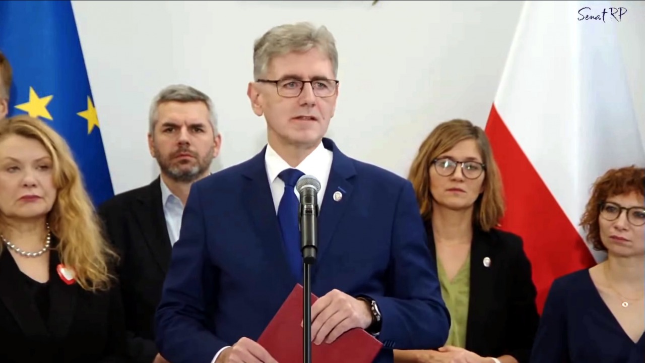 Senator Maciej Żywno podczas konferencji prasowej w Senacie [fot. senat.pl]
