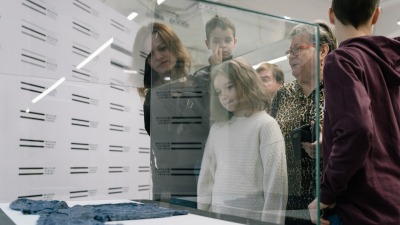 Sweterek ufarbowany w&nbsp;soku z&nbsp;jagód. Rodzinna pamiątka na&nbsp;wystawie