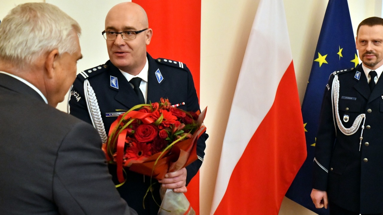 Komendant Borkowski z kwiatami od prezydenta Białegostoku, obok p.o. komendant główny policji insp. Marek Boroń [fot. podlaska policja]