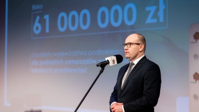 Fundusz Wsparcia Gmin i&nbsp;Powiatów. Marszałek przekazał czeki podlaskim samorządom