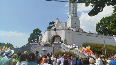 Tłumy wiernych przeszły ulicami Białegostoku w&nbsp;procesji Bożego Ciała