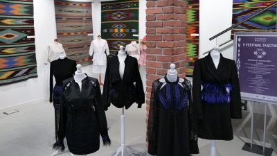Wystawa kilimów i&nbsp;kolekcji mody inspirowanej tkaniną