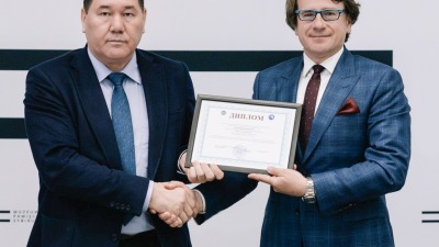 Prof. Wojciech Śleszyński z&nbsp;UwB z&nbsp;honorowym tytułem Kazachskiej Akademii Nauk
