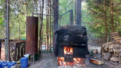 Leśna bimbrownia zlikwidowana. KAS przejęła ponad 700 l nielegalnego alkohol