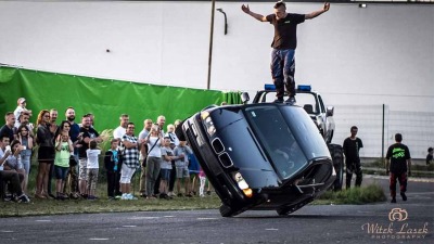 Pokaz kaskaderski na&nbsp;giełdzie rolnej