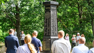 Na cmentarzu żydowskim odsłonięto odnowiony obelisk