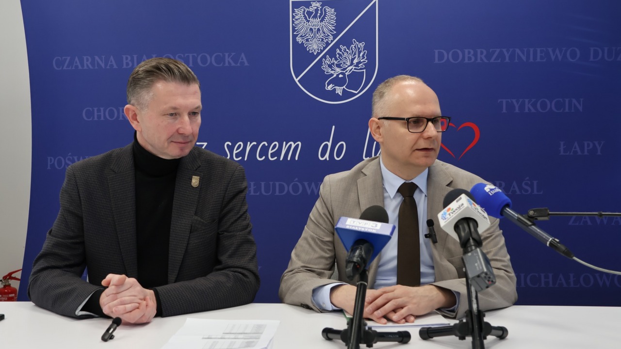 Starosta Jan Bolesław Perkowski i dyrektor Powiatowego Urzędu Pracy w Białymstoku Piotr Matusiak [fot. Powiat Białostocki/Facebook]