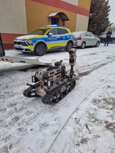 Pirotechnicy na&nbsp;łomżyńskim osiedlu. Pod samochodem znaleziono pakunek