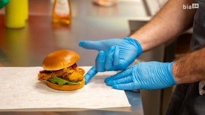 FOTO. Jak&nbsp;powstaje słynna chicken sandwich? Byliśmy w&nbsp;kuchni Popeyes przed otwarciem