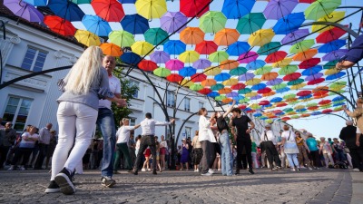Potańcówka miejska pod parasolkami