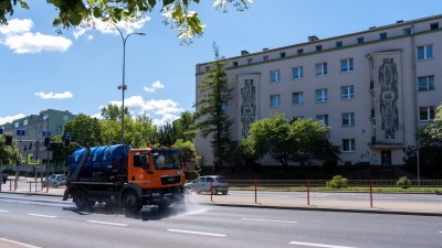 Woda z&nbsp;basenu czyści ulice