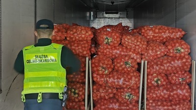 Białoruskie papierosy w&nbsp;skrzyniach z&nbsp;cebulą