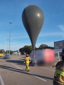 Balon z&nbsp;pakunkiem na&nbsp;parkingu przy ul. Hetmańskiej
