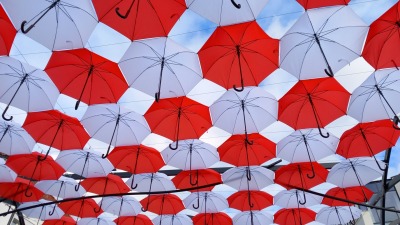 Biało-czerwone parasolki nad ul. Kilińskiego