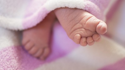 Niemowlę nie&nbsp;oddychało. Policjanci uratowali kilkutygodniową dziewczynkę