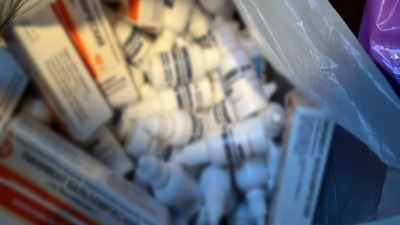 Chciał nielegalnie sprzedawać leki. W&nbsp;aucie woził torby z&nbsp;farmaceutykami