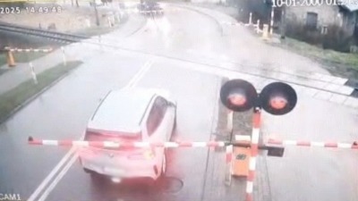 Wjechała na&nbsp;przejazd kolejowy, kiedy zamykały się rogatki