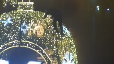 Wspinali się na ozdoby świąteczne