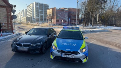 Niecodzienna kolizja. Auto korpusu dyplomatycznego Białorusi zderzyło się z&nbsp;radiowozem