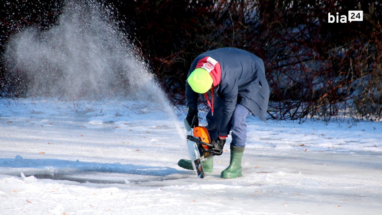 Pilarz przy pracy na stawie [fot. Bia24]