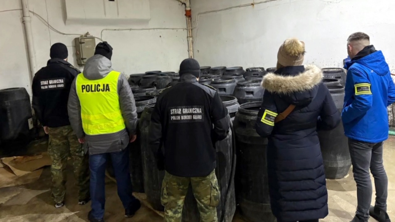 Funkcjonariusze i zbiorniki [fot. KMP Suwałki]