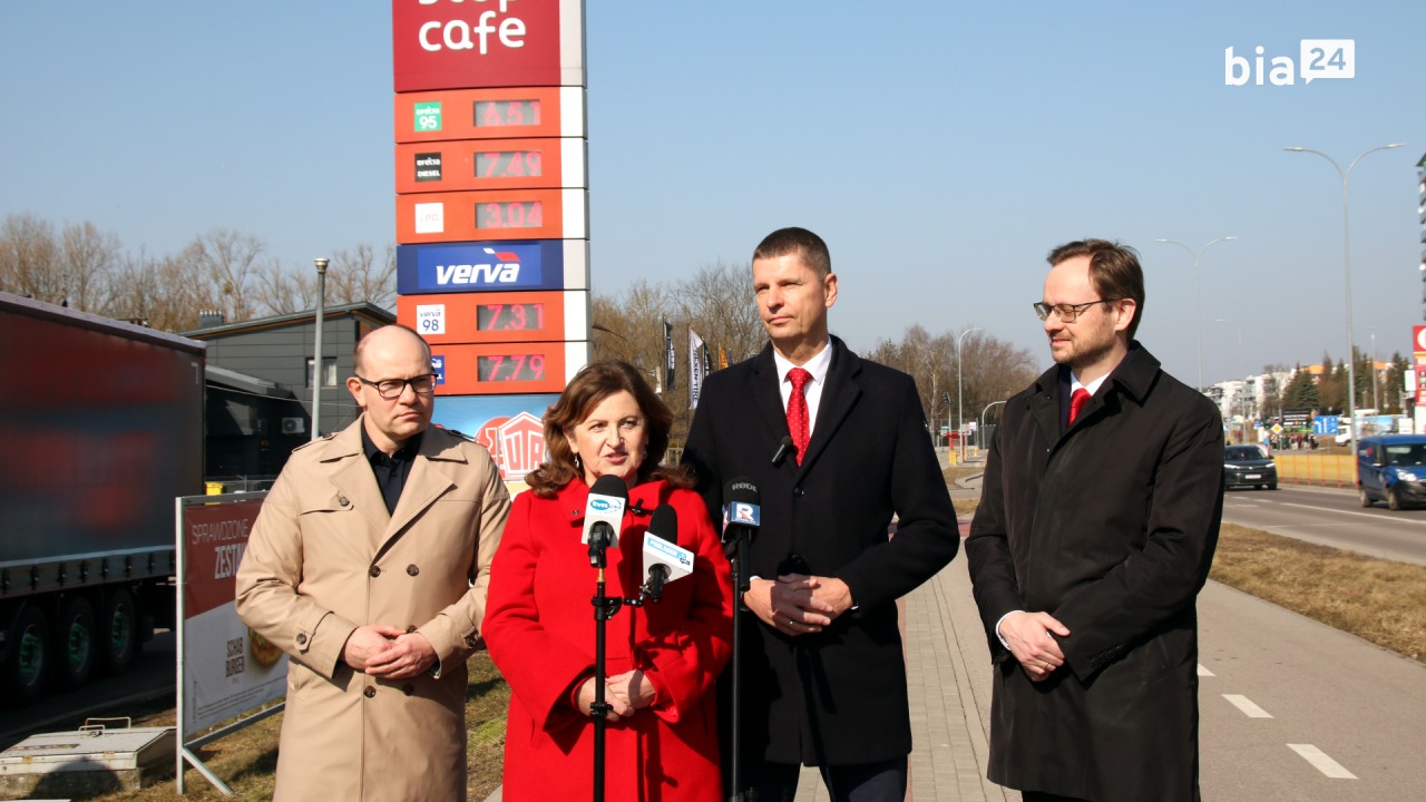 PiS apeluje o obniżenie VAT i akcyzy w cenie paliwa [fot. Bia24]