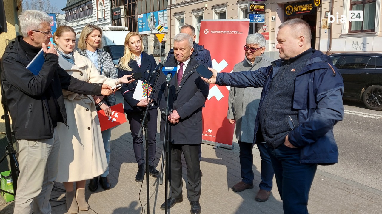 Konferencja prasowa przed nową siedzibą Centrum Kultury Białoruskiej [fot. Bia24]