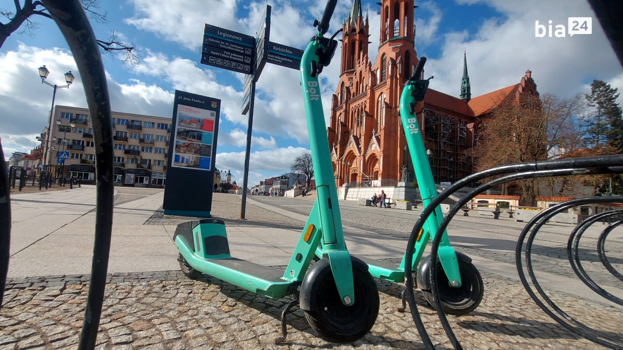 Hulajnogi przed katedrą [fot. Bia24]