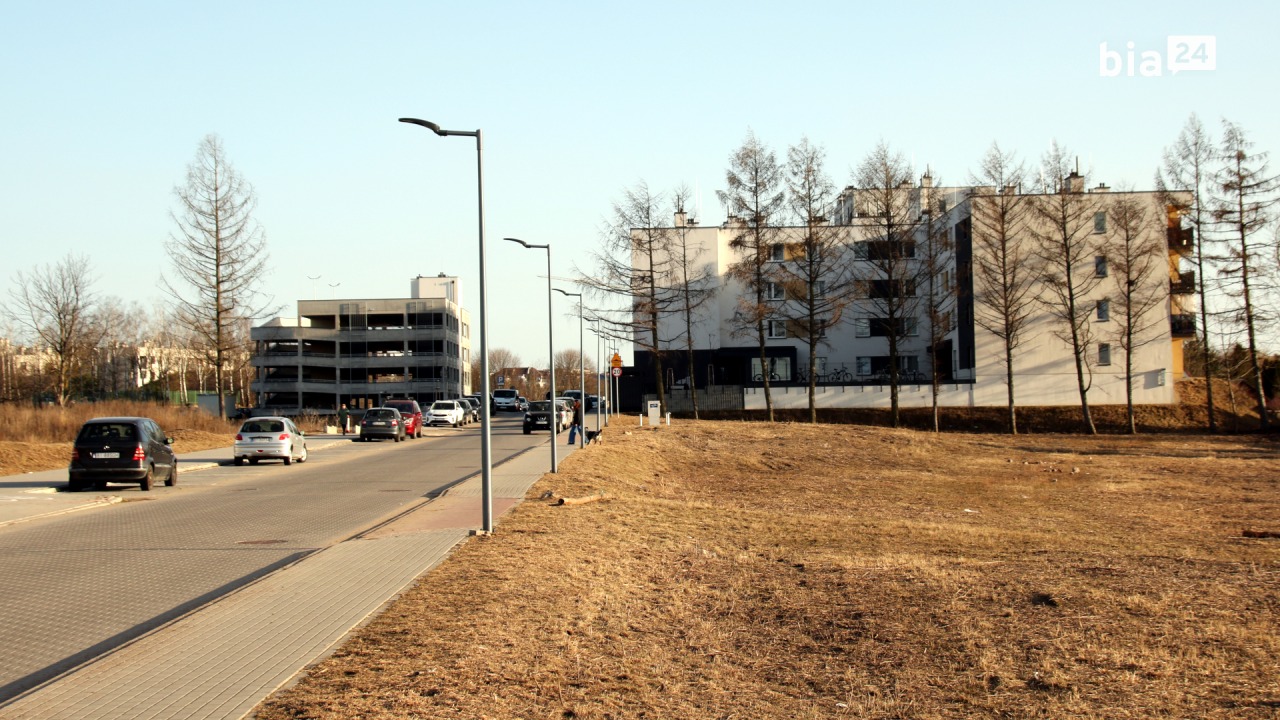 Pierwszy blok przy ul. Absolwentów i miejsce na kolejne [fot. Bia24]