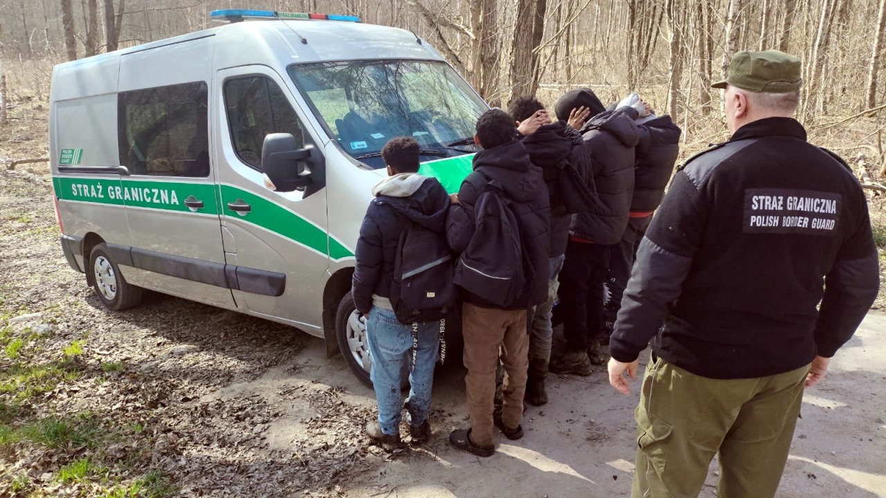 Grupa cudzoziemców zatrzymana po przekroczeniu granicy z Litwy do Polski [fot. POSG]